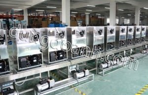 Kiểm tra máy làm đá trước khi xuất xưởng