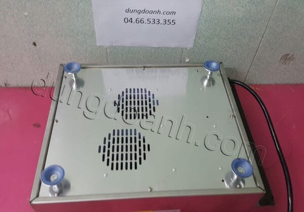 Đáy bếp thiết kế thông thoáng với 2 quạt kép làm mát tốt giúp các linh kiện của bếp hoạt động ổn định và bền hơn