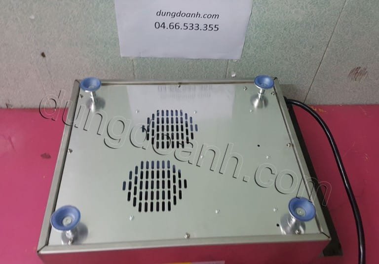 Đáy bếp thiết kế thông thoáng với 2 quạt kép làm mát tốt giúp các linh kiện của bếp hoạt động ổn định và bền hơn