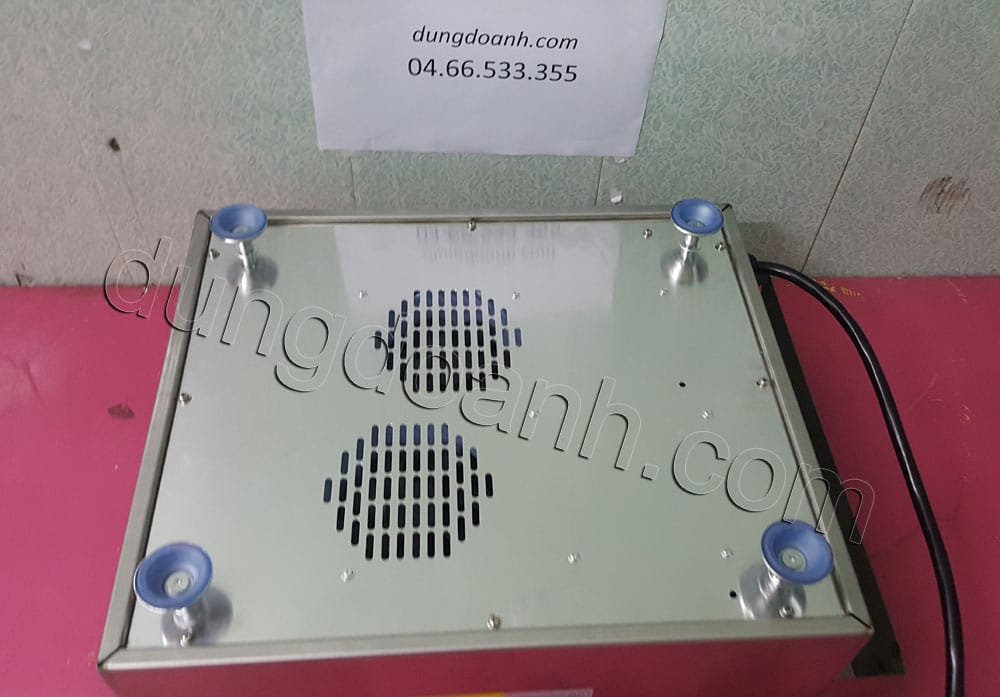 Đáy bếp thiết kế thông thoáng với 2 quạt kép làm mát tốt giúp các linh kiện của bếp hoạt động ổn định và bền hơn