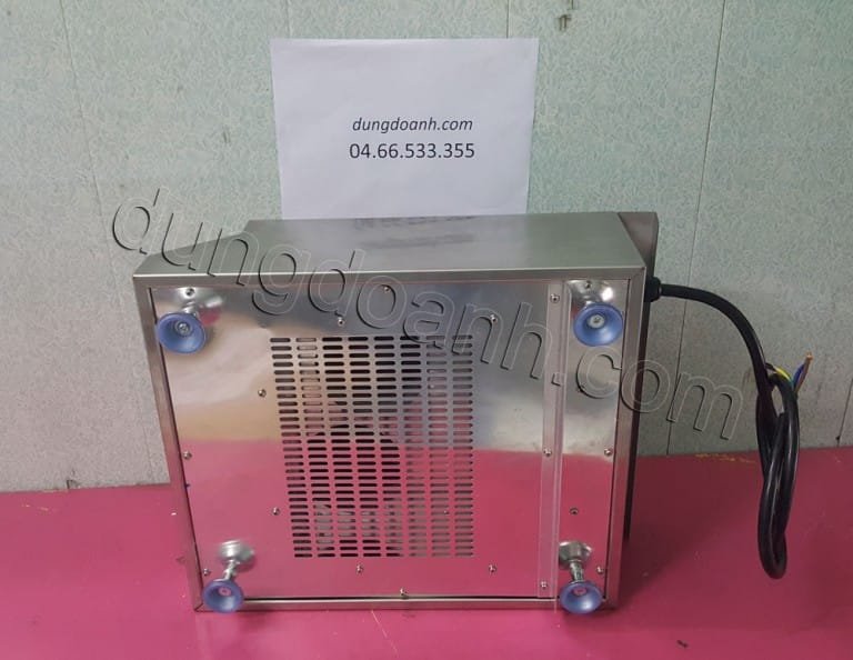 Đáy bếp và mặt sau bếp được thiết kế thông thoáng vơi hệ thống quạt kép làm tốt làm cho các linh kiện của bếp hoạt động ỏn định và bền hơn