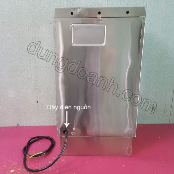Mặt sau và nguồn cấp điện