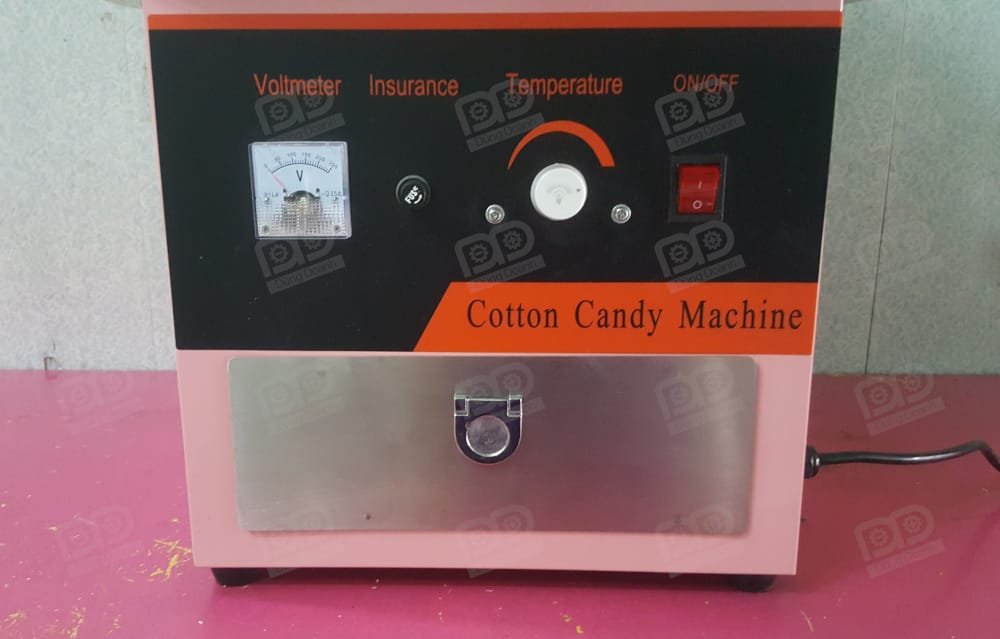 Mặt điều khiển có chiết áp điều khiển nhiệt, cầu chì và vôn kế