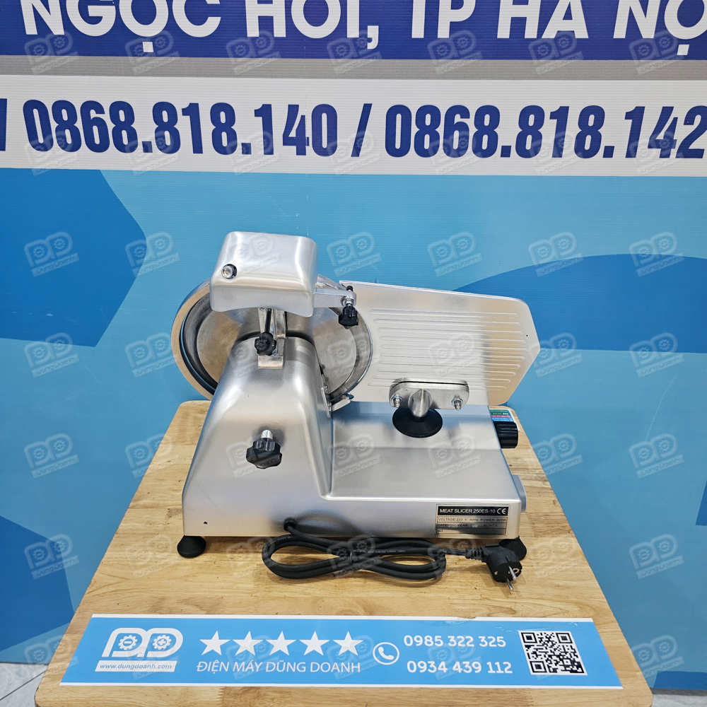 Máy thái thịt 250ES 23 Chân đế cao su chống trượt giúp máy chạy êm ái