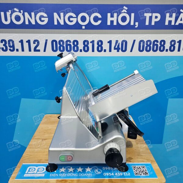Mặt bên với nút nguồn và điều chỉnh dày mỏng