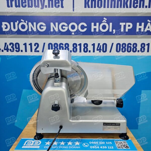 Mặt sau máy toàn bộ động cơ đặt trong khung nhôm