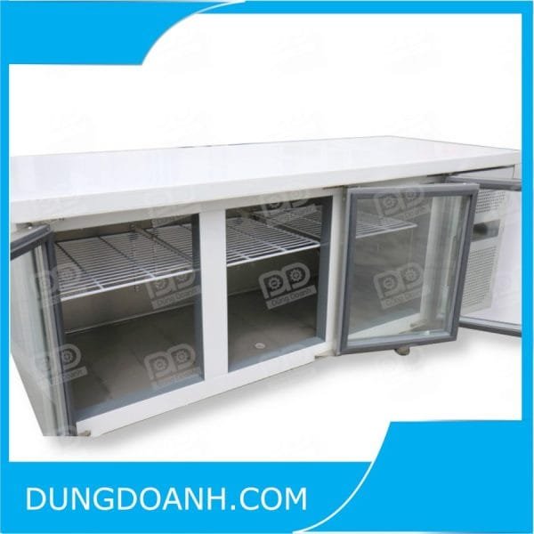Bên trong tủ lạnh nằm ngang inox 3 cánh kính 1m8