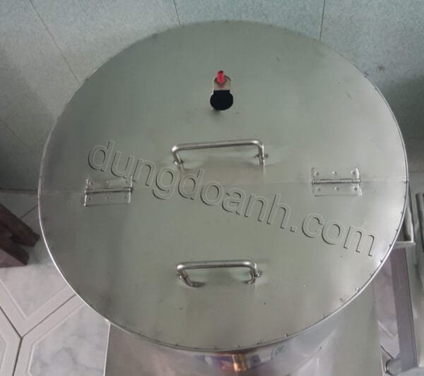 Nắp gấp mở lấy nước trên nồi 50 lít, lỗ trong có thể kéo ra vào để thăm nước trong nồi