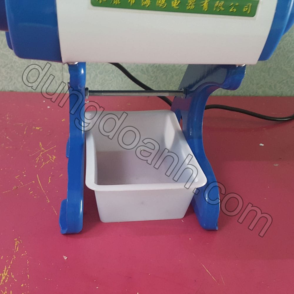 Khay hứng thịt sau khi thái xong