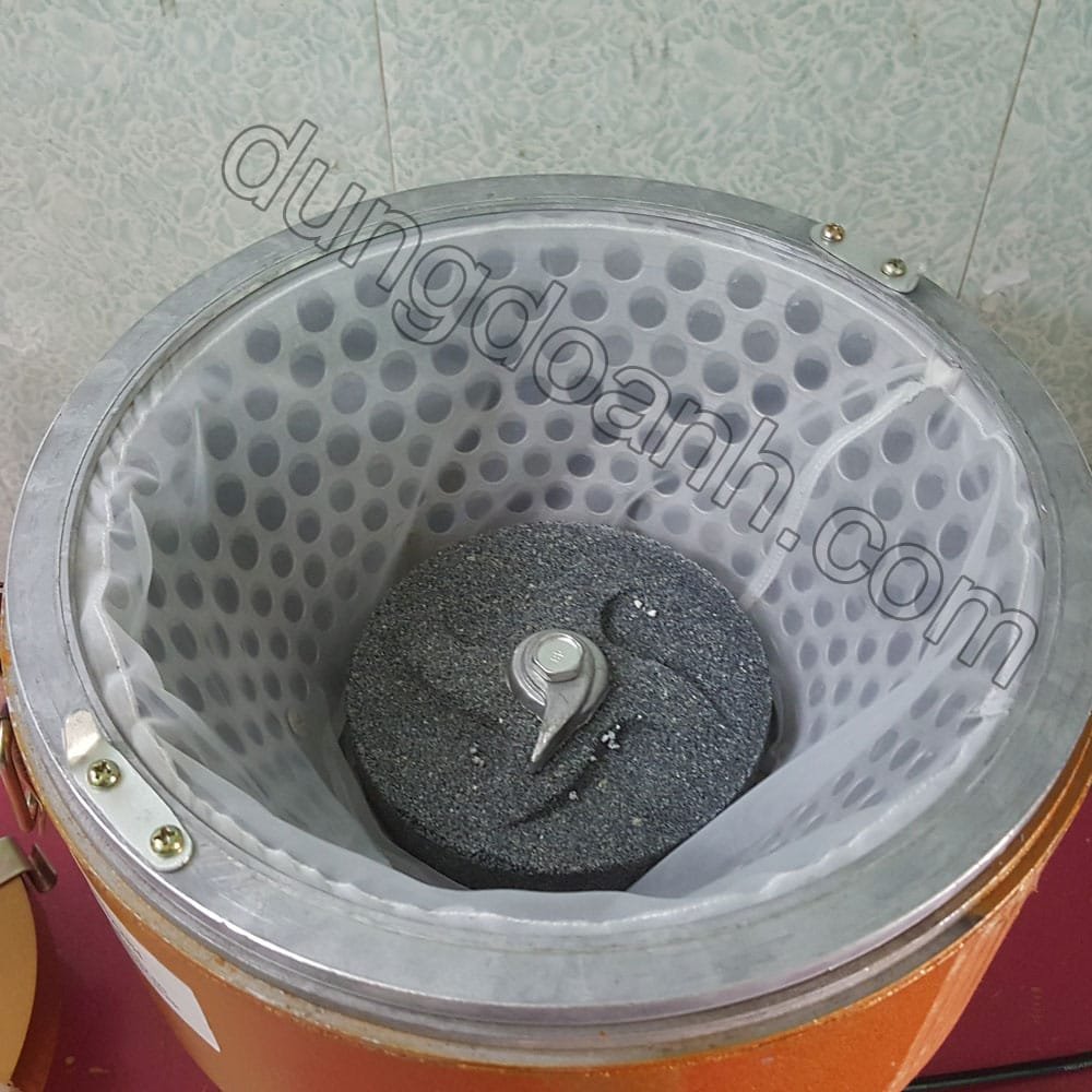 Mặt đá xay phía đưới và bầu lọc