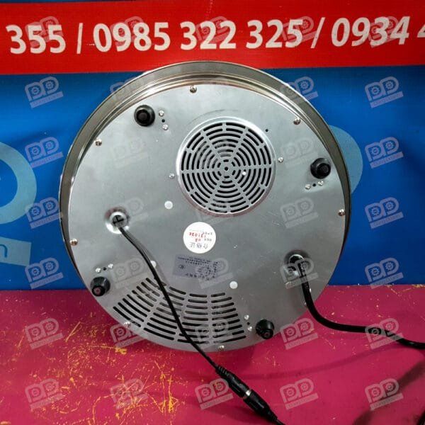 Mặt dưới bếp kim loại với quạt tản nhiệt lớn