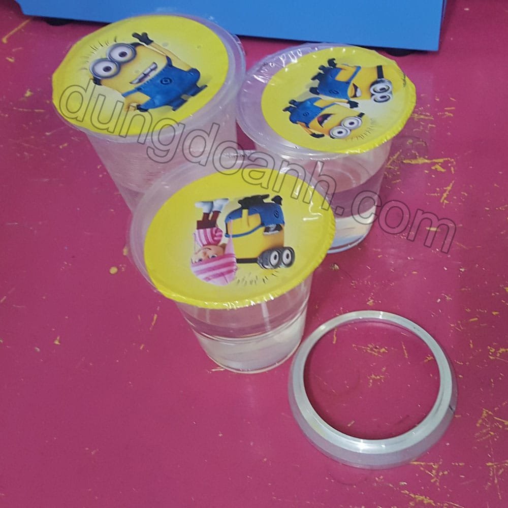 Nắp cốc sau khi dán
