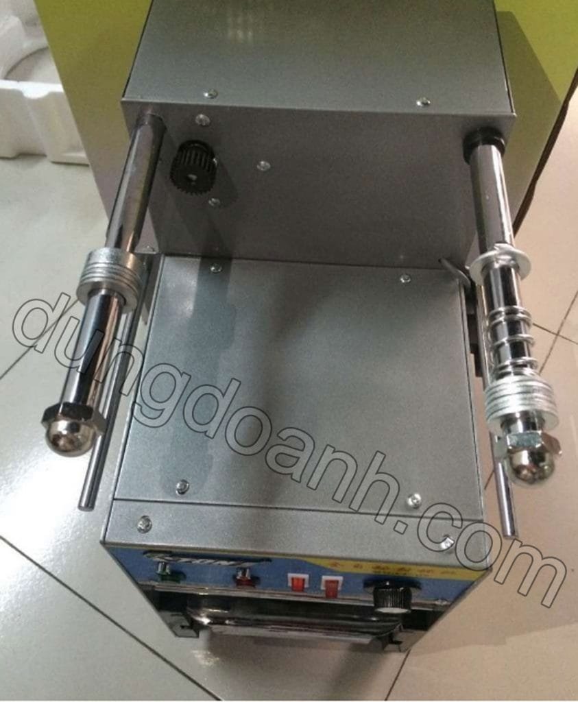 Chục gắn cuộn màng nhựa dán nắp cốc
