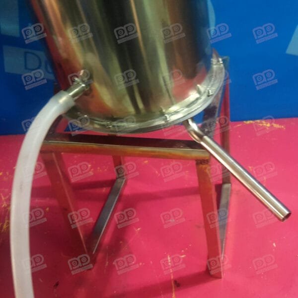 Đầu ra rượu ở dàn ngưng tụ hơi