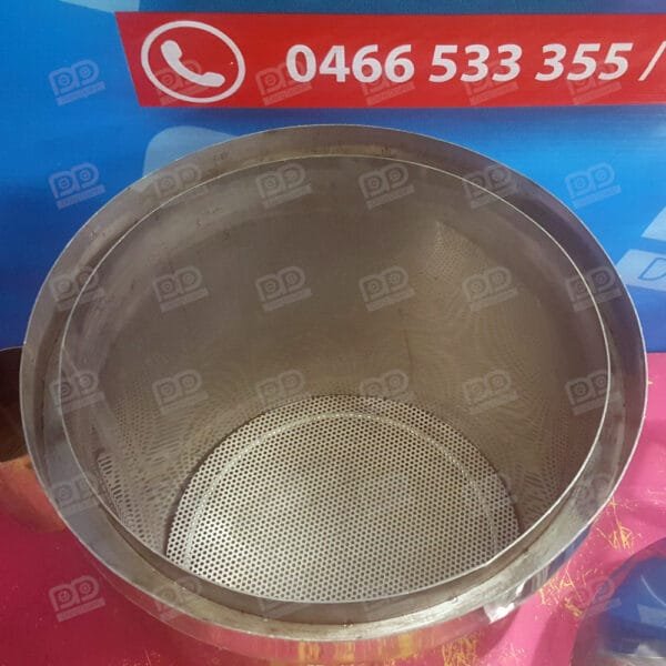Bên trong lòng nồi có tặng vỉ chắn nguyên liệu