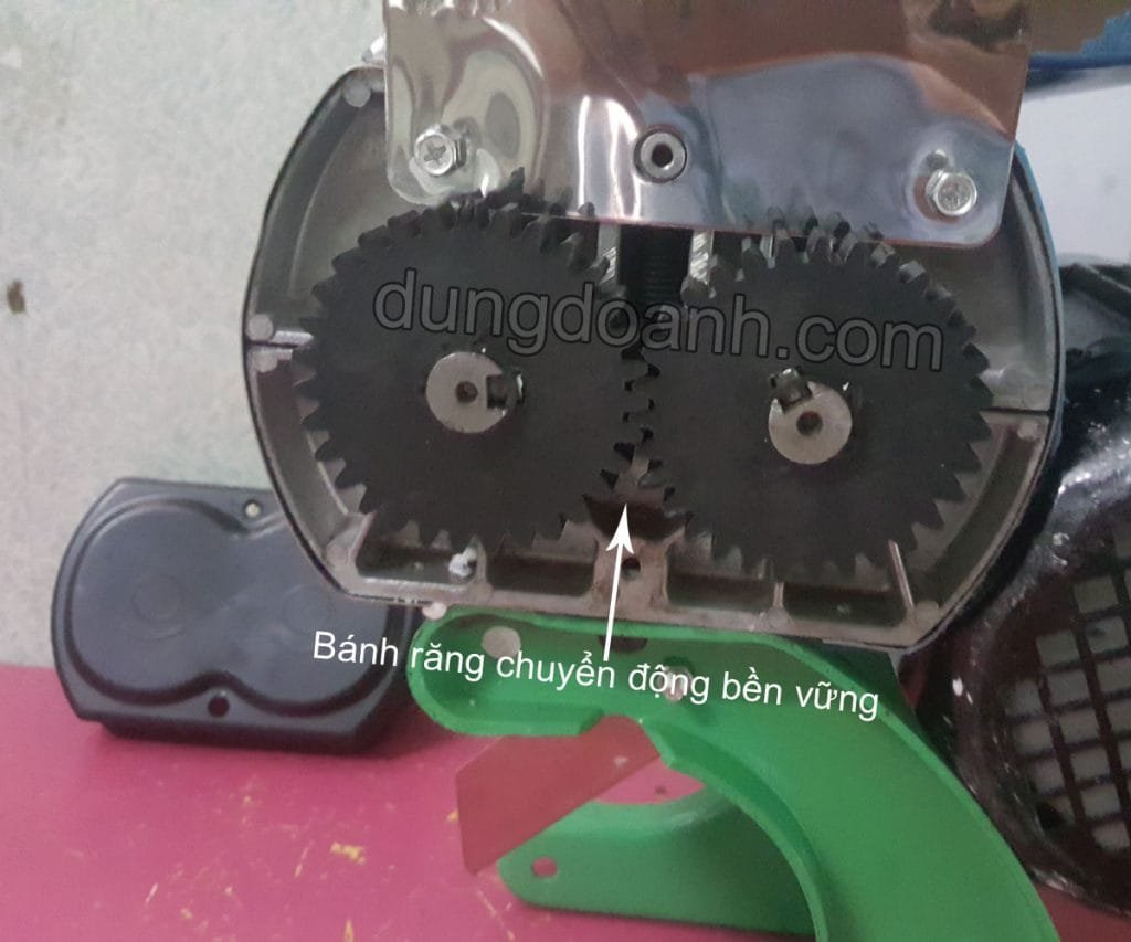 Bánh răng kim loại chuyển động bền vững
