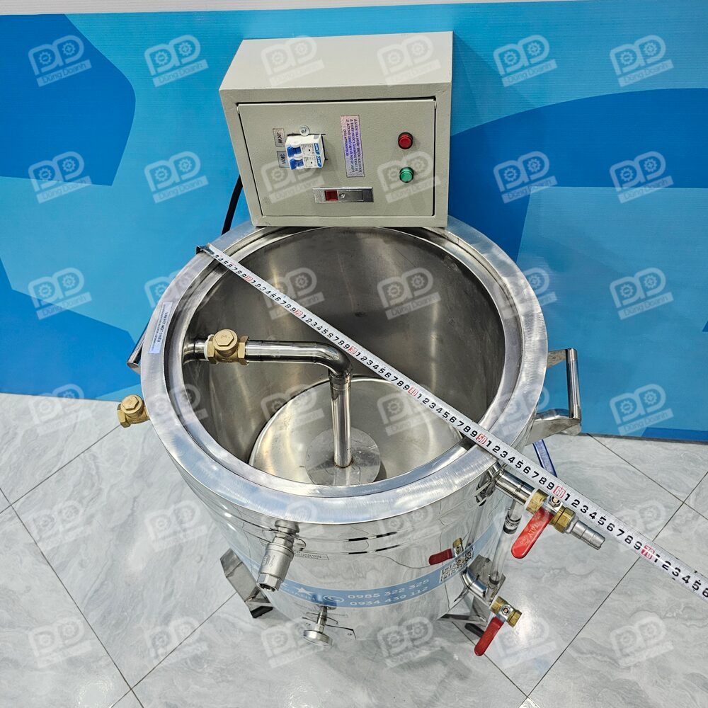 Nắp inox 2 lớp dày dặn, vừa giữ kín hơi giúp sữa nhanh chín, vừa mang lại vẻ ngoài chuyên nghiệp cho không gian bếp