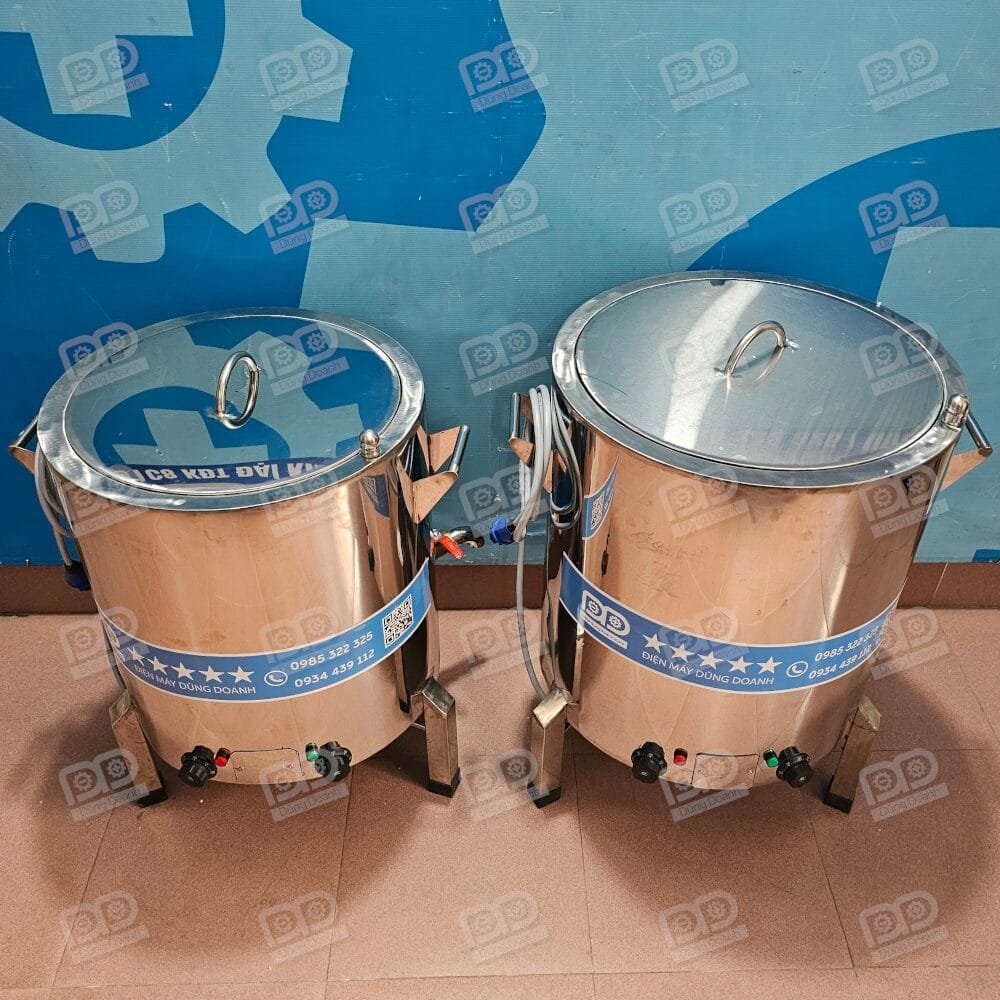 Nồi nhiệt dầu 3 lớp 50 lít (nhỏ bên trái) đặt cạnh nồi 70 lít (phải)