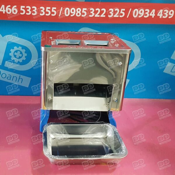 Thao tác vận hành rất đơn giản nhờ công tắc điện nằm ở phía sau thân má