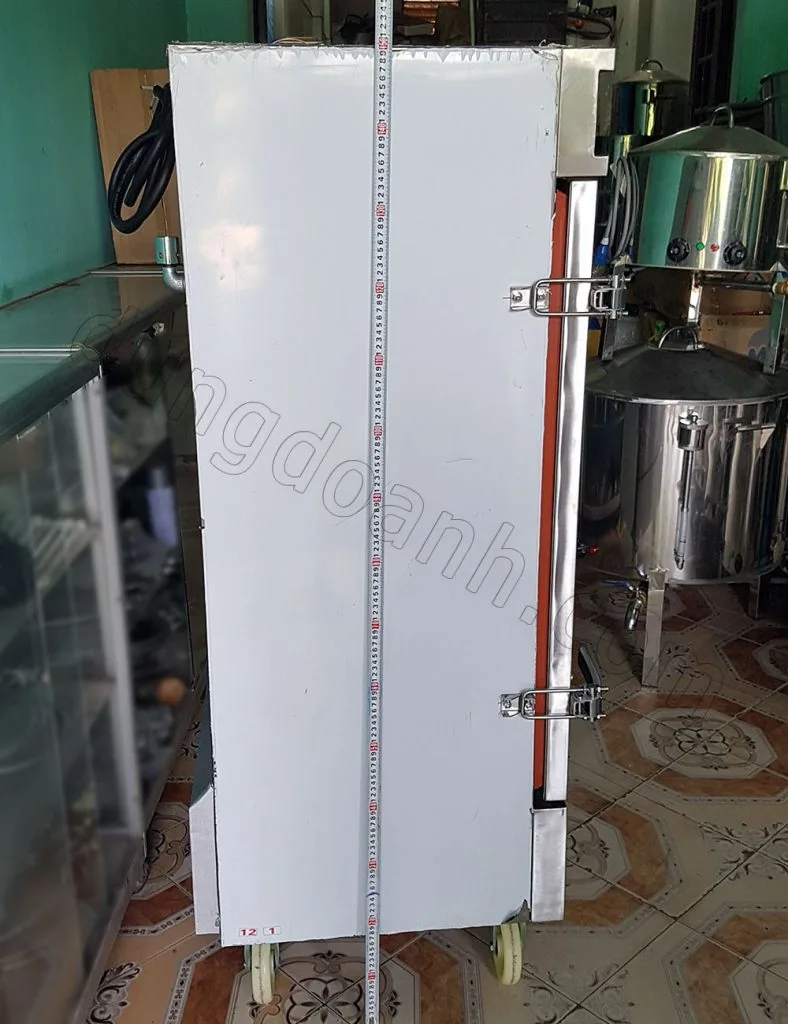 Mặt bên của tủ nấu cơm 10 khay VN