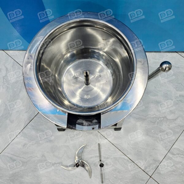 Thiết kế bao đá xung quanh nồi giúp làm mát thịt trong quá trình xay, ngăn chặn tình trạng 