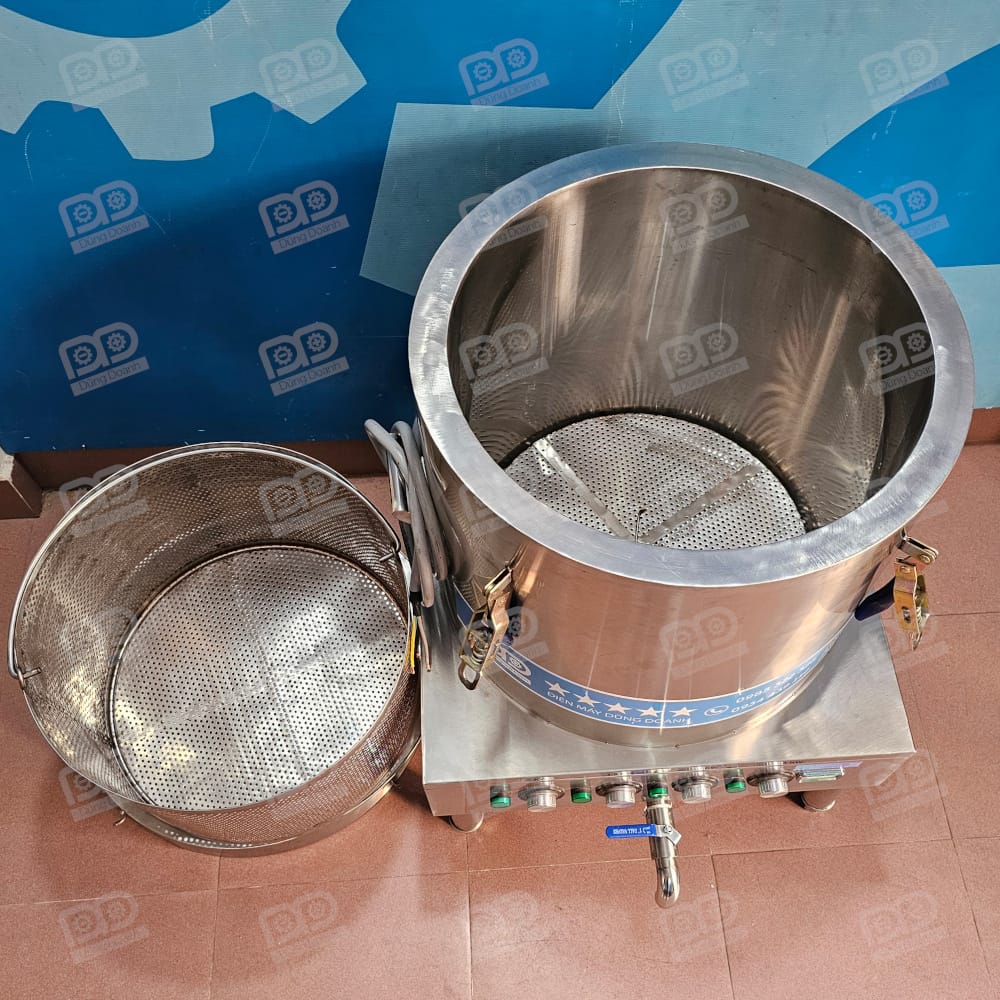 Trong lòng nồi còn có 1 vỉ chắn đáy bảo vệ sợi đốt