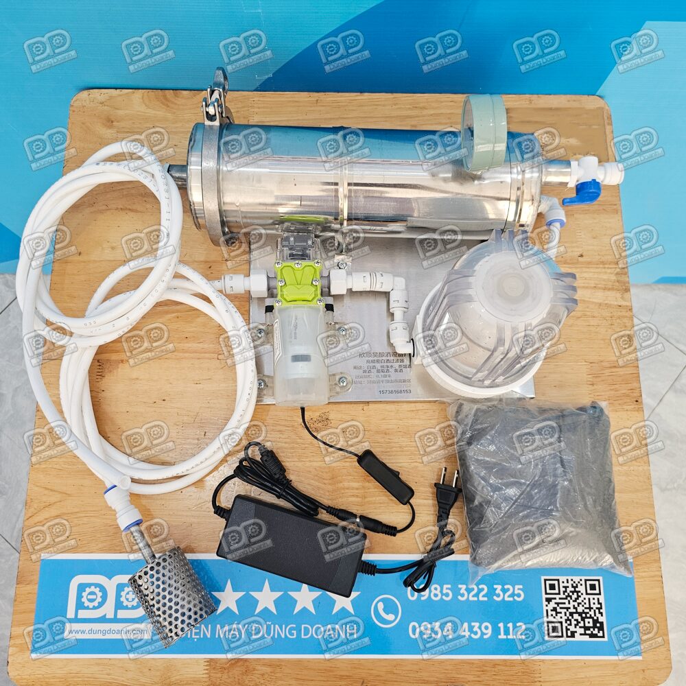 Máy lọc rượu mini 6 Thay vì mất thời gian gạn lọc thủ công bằng vải, chiếc máy mini này giúp các bác làm sạch hàng chục lít rượu thuốc chỉ trong tích tắc mà không hao hụt giọt nào