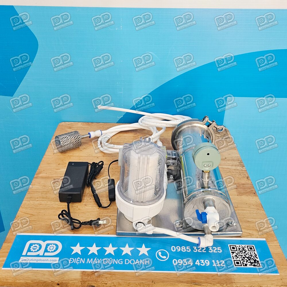 Máy lọc rượu mini 18 Khi kết hợp chạy tuần hoàn rượu với than hoạt tính gáo dừa, máy hỗ trợ khử bớt độc tố, giảm nồng độ andehit tự do, giúp rượu ngâm êm hơn và hạn chế đau đầu