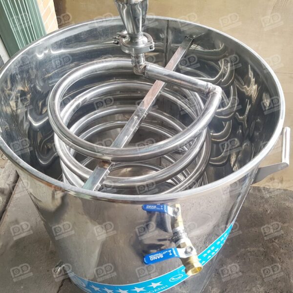 Bồn chứa nước làm lạnh có dung tích 120 lít chứa ống lò xo ngưng tụ dài 6 mét bên trong