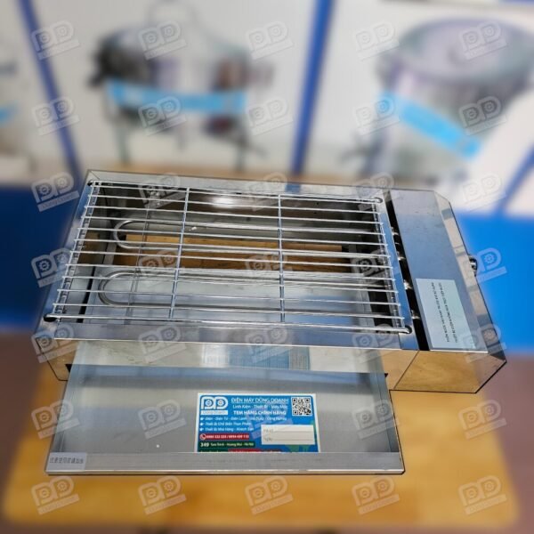 Nhớ cho nước vào khay trước khi nướng
