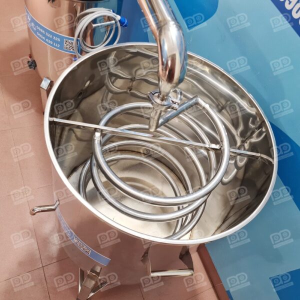 Bộ phận dàn ngưng làm bằng inox có đường kính ống thu nhỏ xuống phi 27, tạo áp suất lớn giúp rượu hoặc tinh dầu ngưng tụ và chảy ra nhanh chóng.