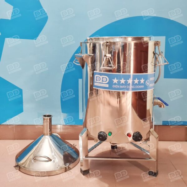 Thân nồi được làm hoàn toàn bằng chất liệu inox 3 lớp bền bỉ, tích hợp lớp xốp bảo ôn dày 2,5 cm giúp chống nóng bên ngoài và giữ nhiệt cực tốt bên trong