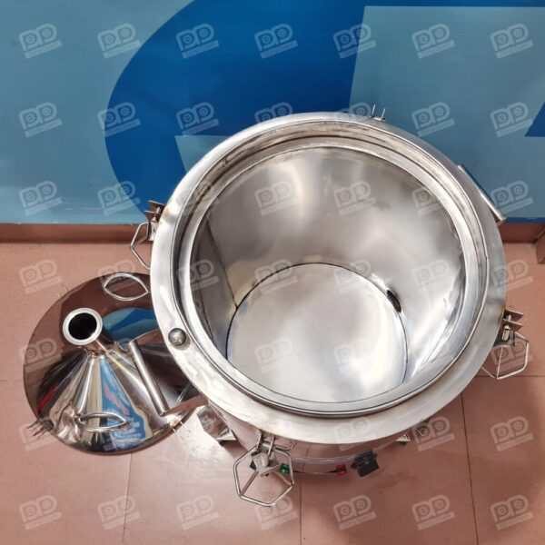 Sản phẩm ứng dụng công nghệ đun nóng truyền nhiệt qua lớp dầu thực vật, giúp tiết kiệm điện năng hơn hẳn so với đun hơi nước truyền thống và giữ ấm lên đến 6 tiếng.