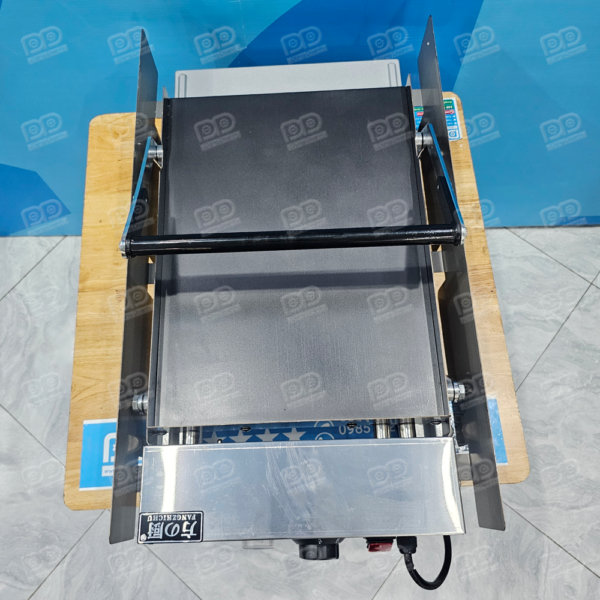 🍔 Thiết kế khay nướng nhôm 42x28 cm cho phép xử lý đồng thời từ 9 đến 12 vỏ bánh trong mỗi mẻ nướng.