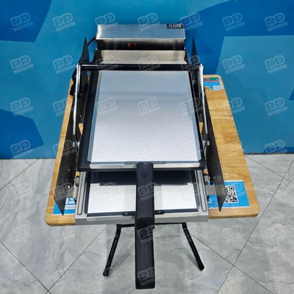 ✨ Lớp tấm chặn inox thông minh hỗ trợ ép nhẹ bề mặt, giúp vỏ bánh nóng đều cả hai mặt mà không bị biến dạng.