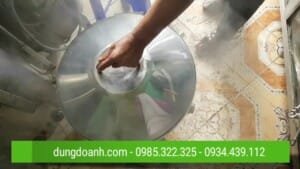 Khách hàng tráng bánh cuốn ở cửa hàng Dũng Doanh