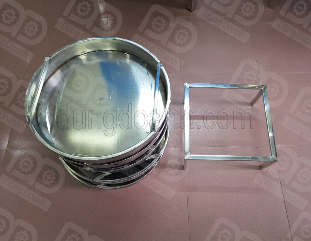 Khay nấu cơm và giá để khay