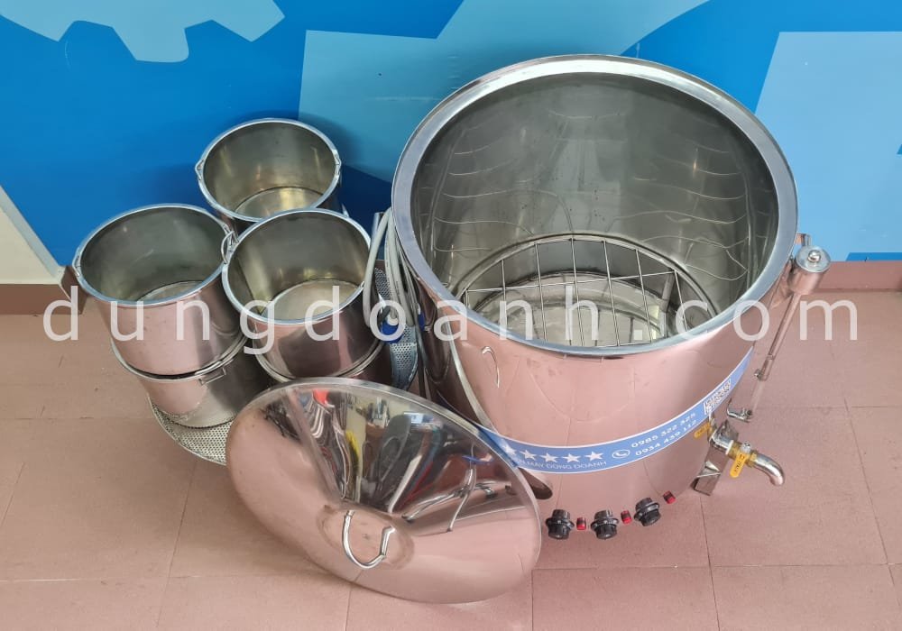 Tặng kèm 1 vỉ chắn đáy và 1 vỉ lưới để đồ xôi
