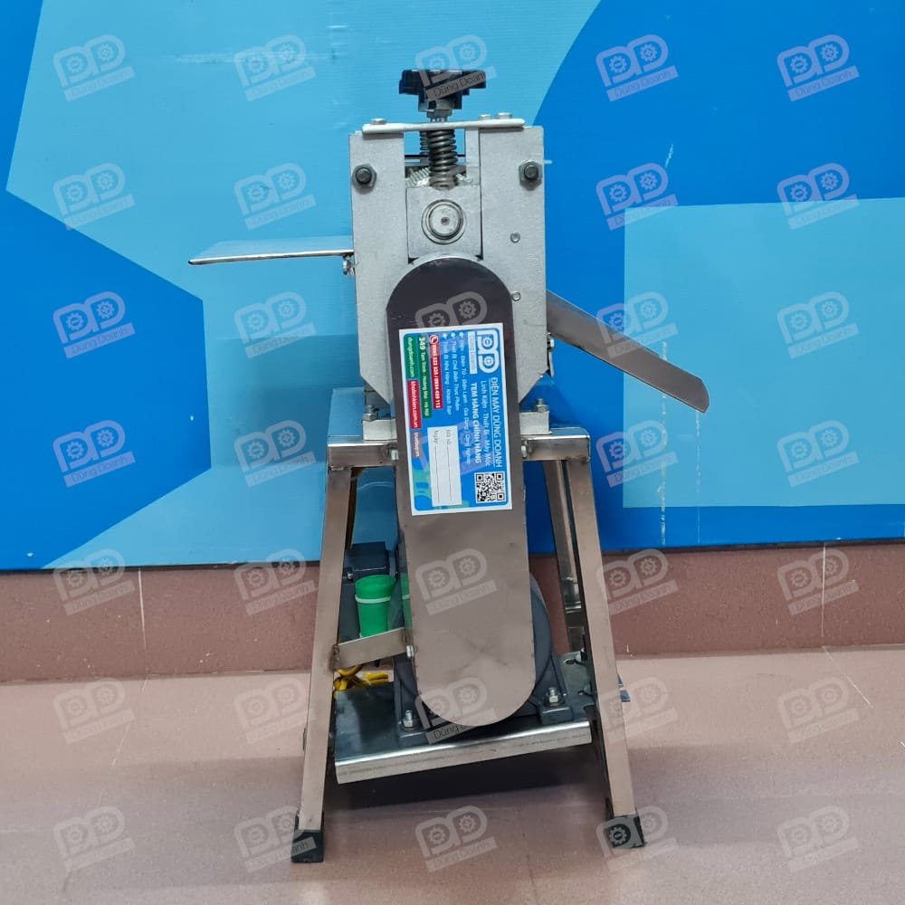 Mặt bên dây curoa của máy lạng bì heo dùng điện