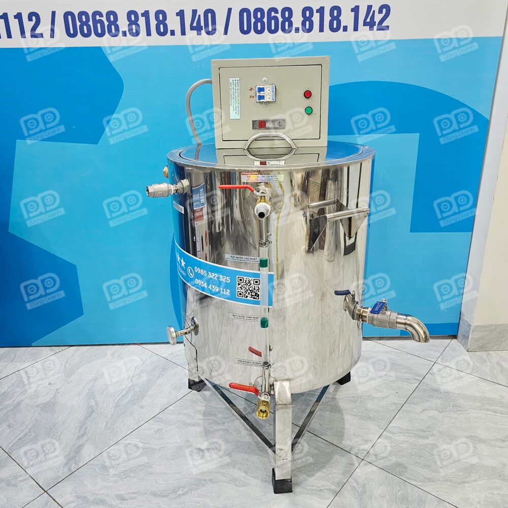 Nồi nấu đậu 60 lít 17 💧 Tích hợp ống thăm mực nước trực quan, giúp bạn chủ động kiểm soát lượng nước trong khoang cách thủy.