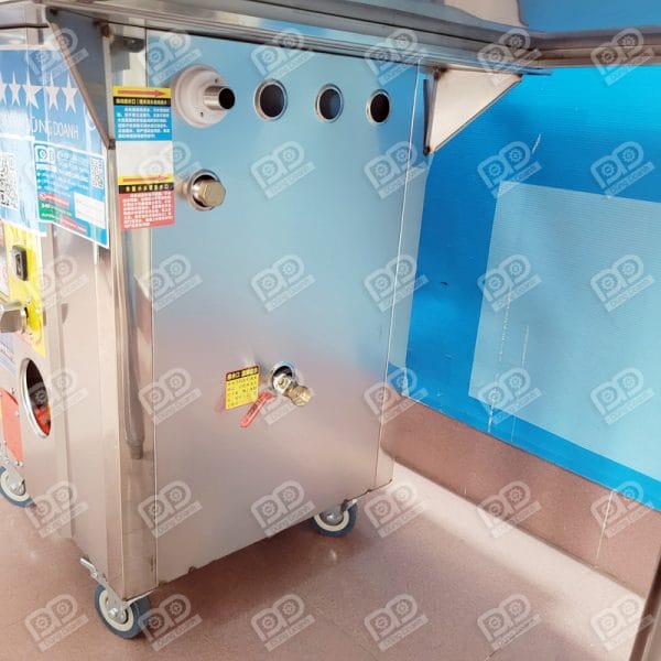 Máy tráng bánh cuốn bằng khay gas 30x34cm 9 Mặt bên của máy có đường cấp nước tự động và van xả đáy
