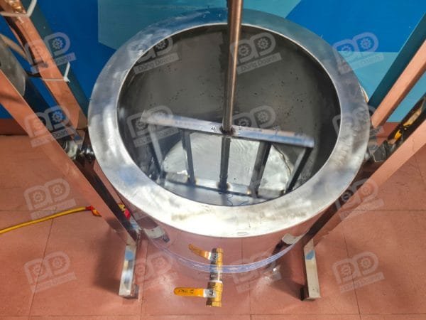 Tay khuấy trong nồi