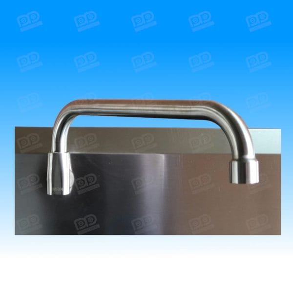Vòi nước cấp trên thành bếp từ công nghiệp