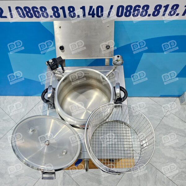 Giỏ chiên Inox tiện dụng: Đi kèm theo nồi là giỏ lưới inox chịu nhiệt, giúp bạn dễ dàng nhấc thực phẩm ra ngoài mà không lo bị nát hay đọng dầu.