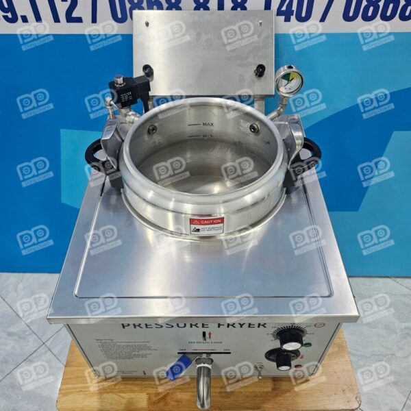 Kiểm soát nhiệt thông minh: Núm vặn điều chỉnh nhiệt độ từ 0 - 200°C cho phép bạn làm chủ hoàn toàn quy trình chế biến cho mọi loại nguyên liệu từ thịt, cá đến rau củ.