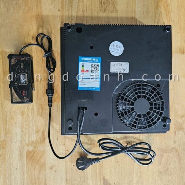 Thiết kế mặt dưới thông thoáng có quạt giải nhiệt lớn