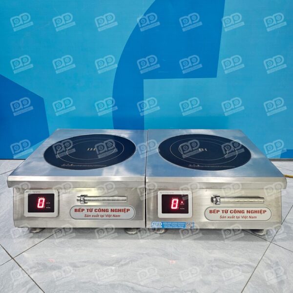 Bếp từ công nghiệp Dũng Doanh sở hữu công suất mạnh mẽ lên đến 5kW, giúp tối ưu hóa thời gian nấu nướng cho các bếp ăn tập thể.