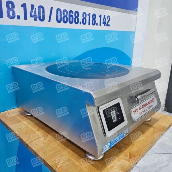 Thiết kế chân đế có đệm cao su chống trượt, giúp bếp bám chắc vào mặt bàn nấu, đảm bảo an toàn tuyệt đối trong quá trình vận hành.