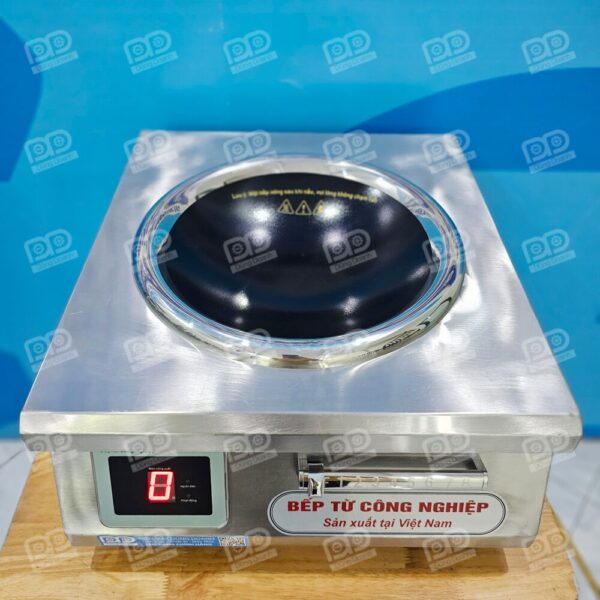 Bếp từ công nghiệp VN 3500W 5000W mặt cầu lõm 14 Điều khiển nhiều nấc linh hoạt: Thanh gạt công suất hiện đại giúp người dùng kiểm soát nhiệt độ chính xác từ mức nhỏ nhất đến mức cao nhất chỉ với một thao tác trượt nhẹ nhàng.
