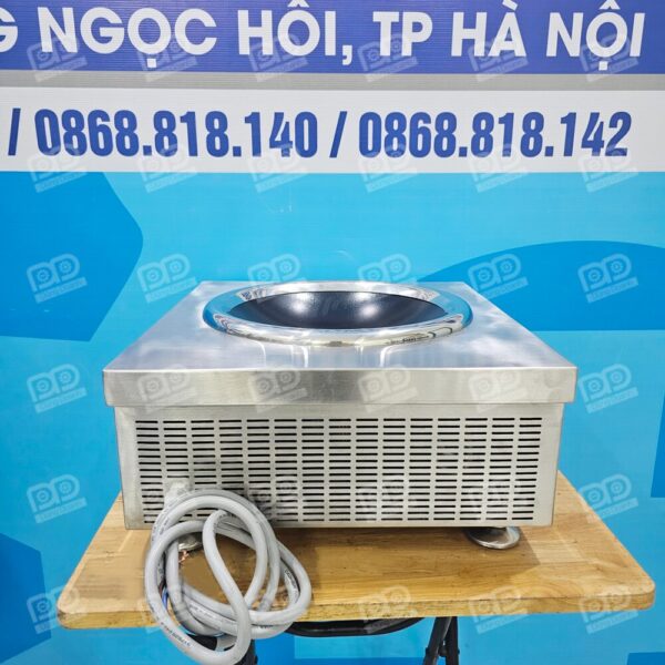 Bếp từ công nghiệp VN 3500W 5000W mặt cầu lõm 15 Tương thích nguồn điện đa dạng: Sản phẩm mặc định dùng điện dân dụng 220V tiện lợi, đồng thời có tùy chọn thiết kế riêng cho điện 3 pha 380V theo yêu cầu của dự án.
